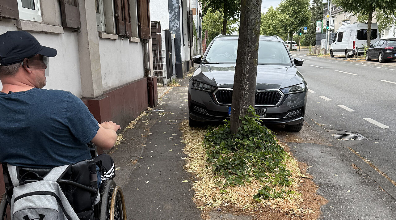 KFZ auf dem Gehweg