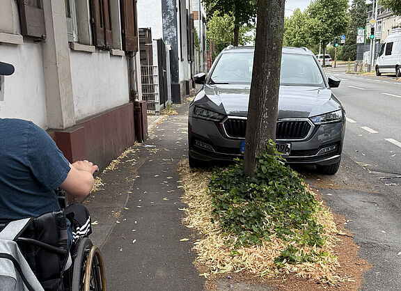 Falschparker KFZ auf dem Gehweg
