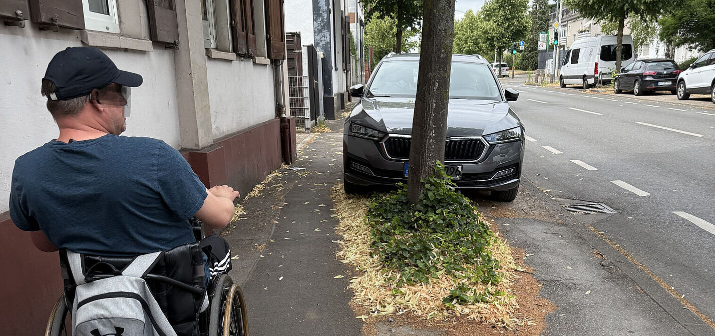KFZ auf dem Gehweg