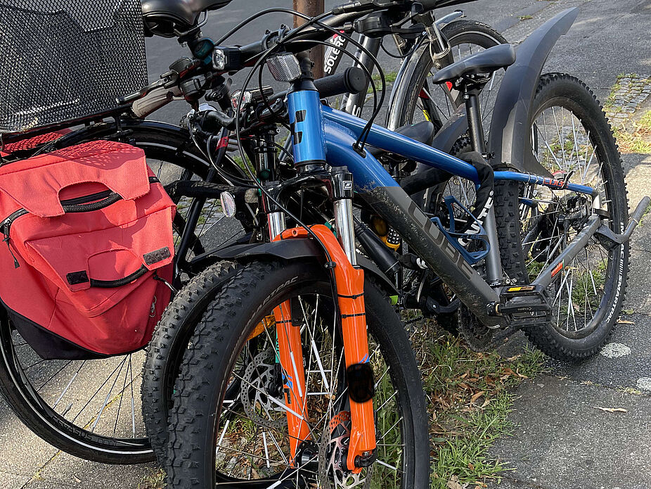 Familie schließt Räder zusammen Nur 1 Versicherungsfall