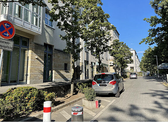Auto steht im absoluten Halteverbot