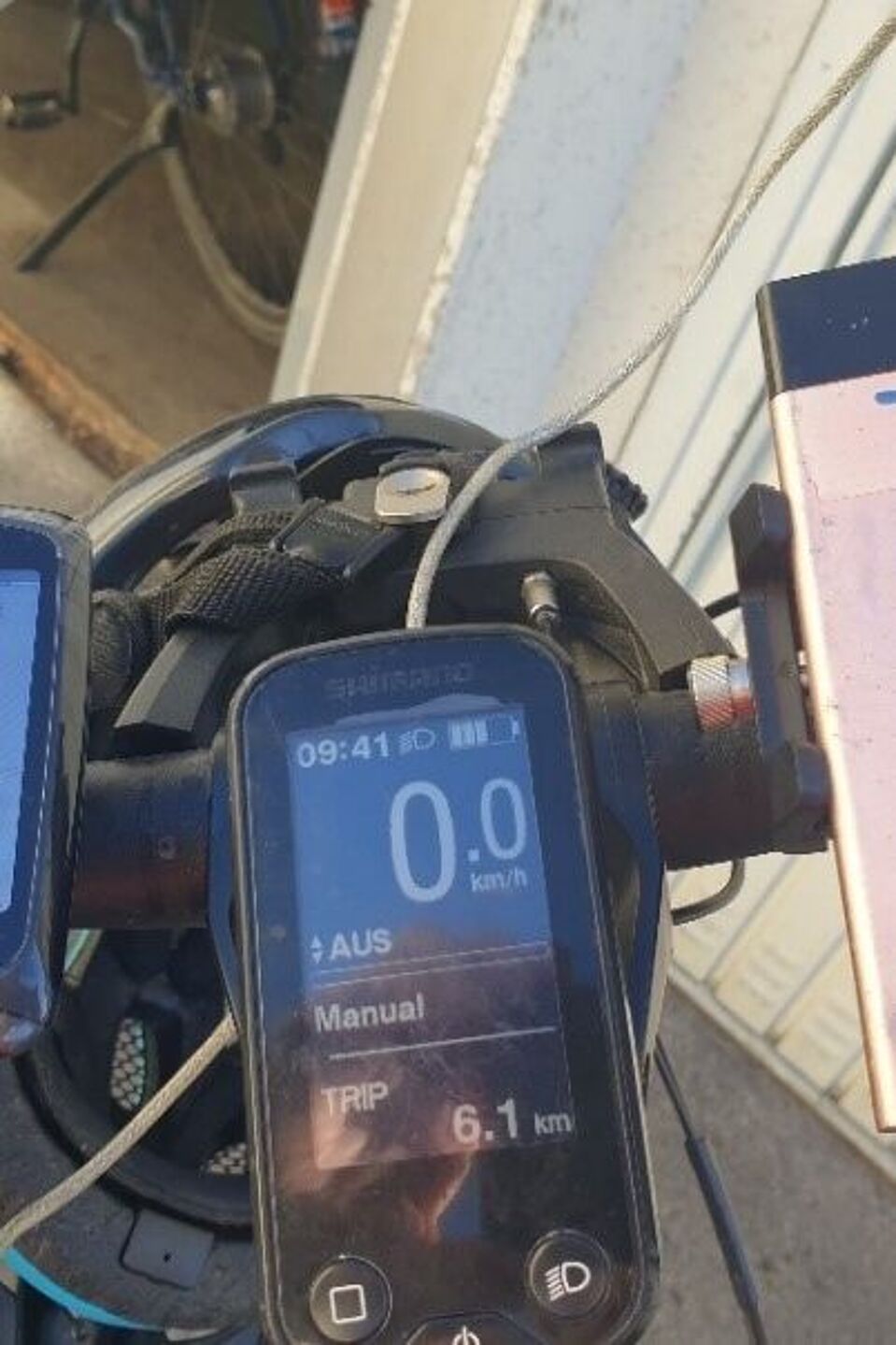 Kombination von Navi und Akkupack auf Garmin-Halterung am Fahrradlenker Kombination von Navi und Akkupack auf Garmin-Halterung am Fahrradlenker