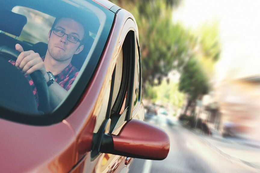 auto_fahren_rueckspiegel_breiter_-_pexels.com_pexels-photo.jpg #sicherimstrassenverkehr