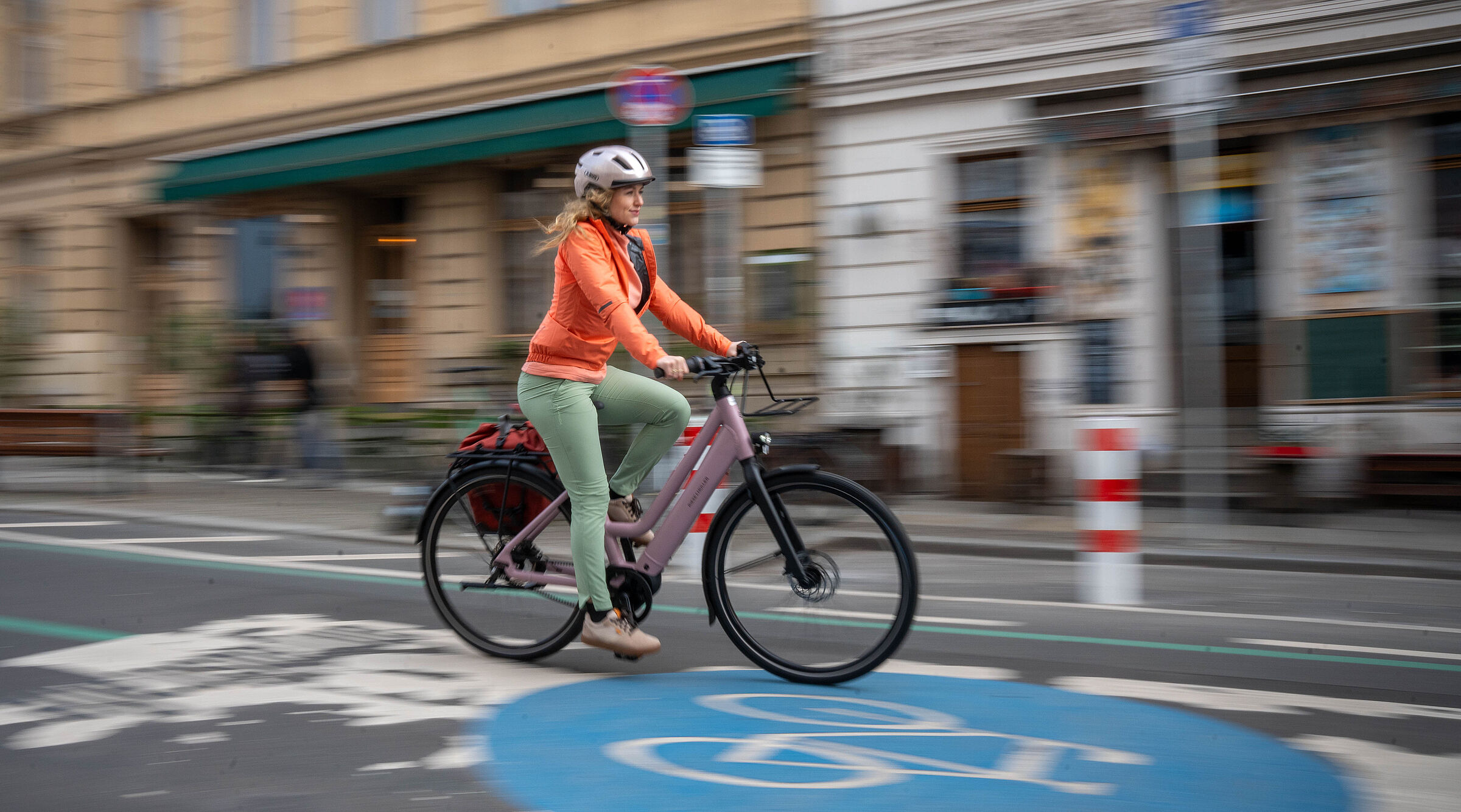 Frau auf dem Rad in der Stadt