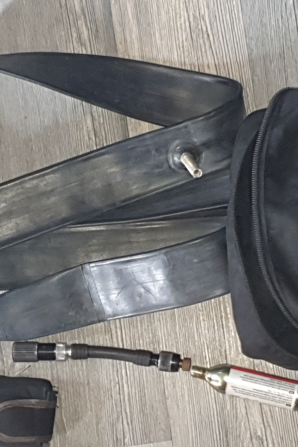 Zubehoer-Tipp_Reifenpanne_Wurstschlauch und CO2-Patrone Hilfsmittel für die Reifenpanne, u. a. ,Wurstschlauch' und CO2-Patrone