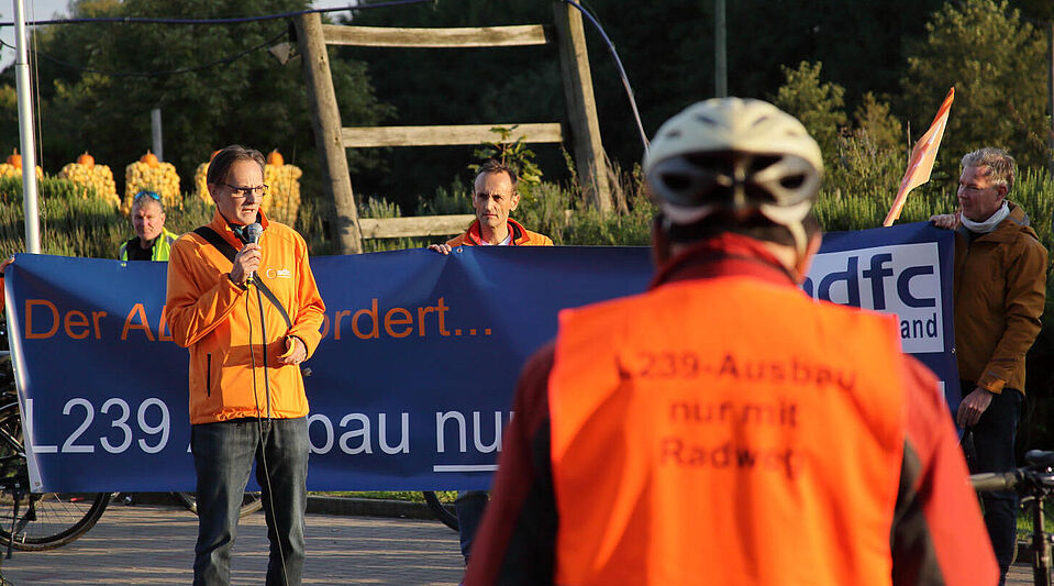 3. auf der Fahrraddemo L 239 Peter Martin bei der Ansprache zur 3. Demo L 239