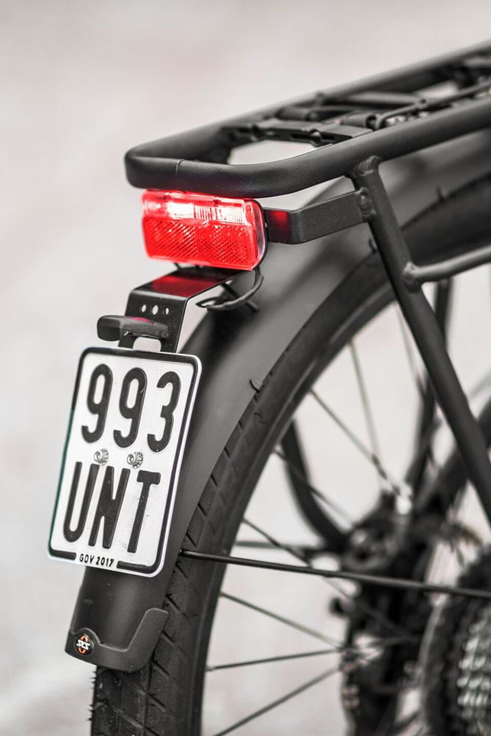 S-Pdelec mit Kennzeichen Die schnellen S-Pedelecs benötigen ein Versicherungskennzeichen. Damit ist ihre Power dann auch von außen ein wenig besser zu erkennen.