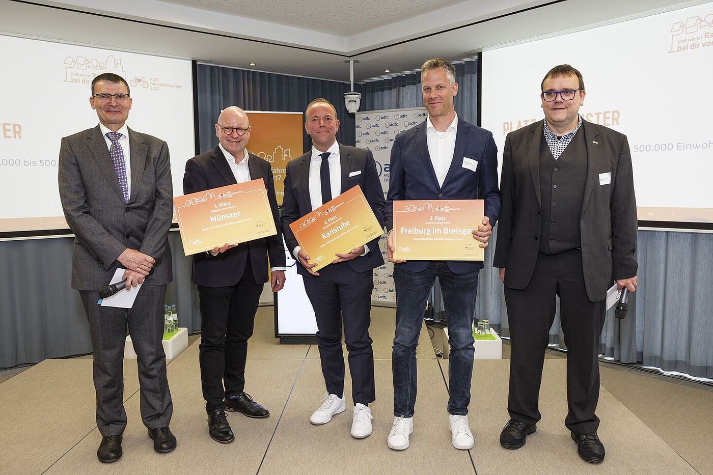 Die Siegerstädte in der Ortsgrößenklasse 200.000 bis 500.000 Einwohner:innen: Münster, Karlsruhe und Freiburg im Breisgau. Die Siegerstädte in der Ortsgrößenklasse 200.000 bis 500.000 Einwohner:innen: Münster, Karlsruhe und Freiburg im Breisgau.